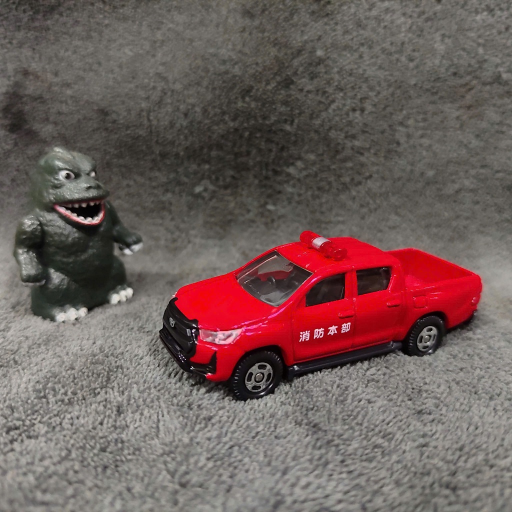 Xe mô hình tỷ lệ 1:64 hàng sưu tầm không giữ hộp. Xe to mica mẫu bán tải hilux hình thức đẹp.