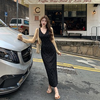 Váy maxi hoa nhí Hannah by Oni dáng dài ôm body đen cổ V, chất len tăm, tôn dáng mặc đi biển dự tiệc sang trọng quyến rũ