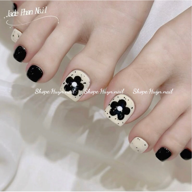 Mẫu Nailbox Móng Chân Sơn Đen, trắng sữa chua hình bông hoa by Huyn.nail