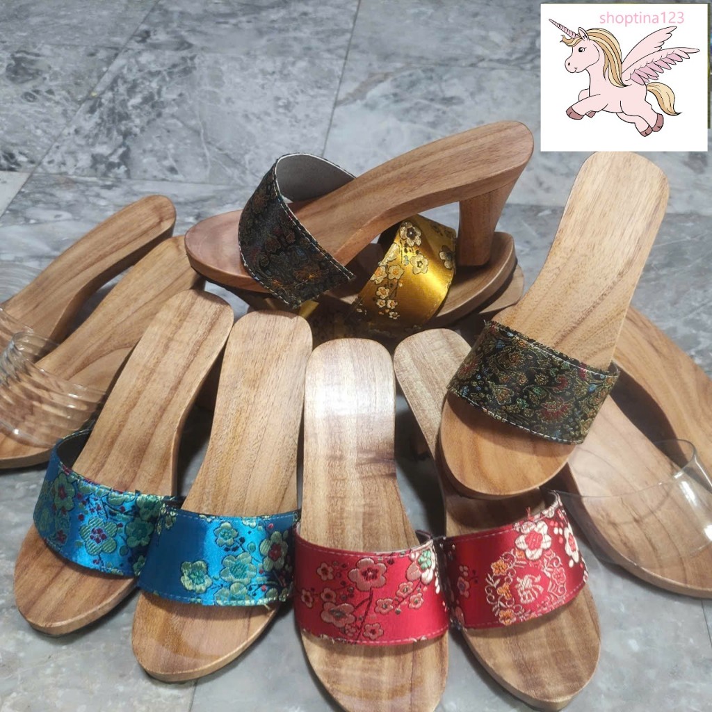 Guốc Gỗ Guốc Mộc Cao 9 Phân Đế Vuông Quai Gấm Lụa ( đế cao su 2 lớp )
