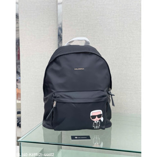 Balo đi học cao cấp phối logo hình siêu nét chất liệu vải dù chống nước để sách vở thoải mái.