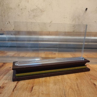Bảng chức danh mica đế gỗ (12x24cm).