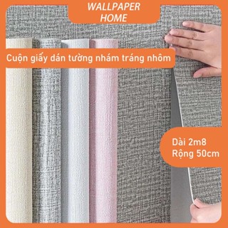 Cuộn giấy dán tường nhám tráng nhôm dài 2m8 rộng 50cm, được phủ keo chống thấm nước, giá cả phải chăng, an toàn và bền