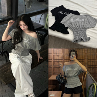 MELODY TOP - Áo Thun Kiểu DEROSE Lệch Vai Tay Ngắn Smocking Nhún Thân Thêu Hình Vải Cotton