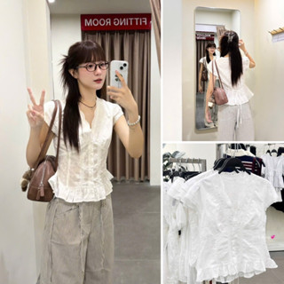   HÀNG ĐẸP CÓ SẴN  Áo ren trắng tay hến cổ V xẻ ngực có lót ERISS TOP 