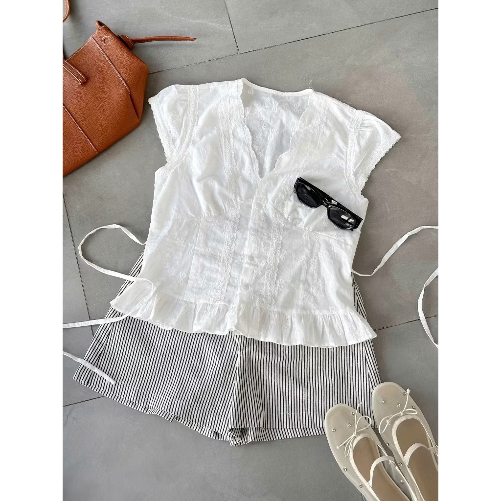 [HÀNG ĐẸP CÓ SẴN] Áo ren trắng tay hến cổ V xẻ ngực có lót ERISS TOP | BigBuy360 - bigbuy360.vn