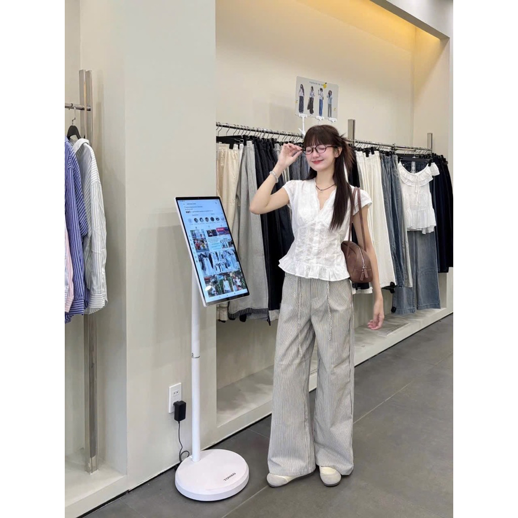 [HÀNG ĐẸP CÓ SẴN] Áo ren trắng tay hến cổ V xẻ ngực có lót ERISS TOP | BigBuy360 - bigbuy360.vn