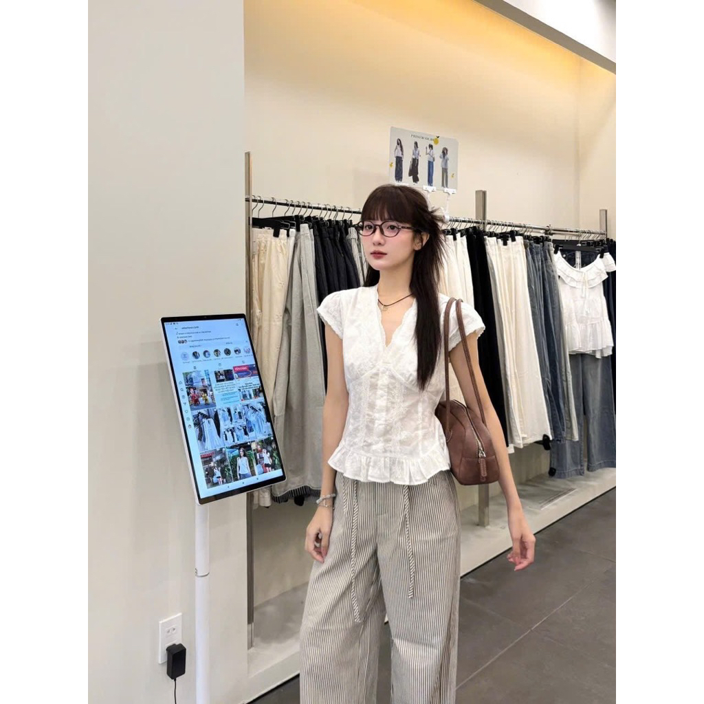 [HÀNG ĐẸP CÓ SẴN] Áo ren trắng tay hến cổ V xẻ ngực có lót ERISS TOP | BigBuy360 - bigbuy360.vn