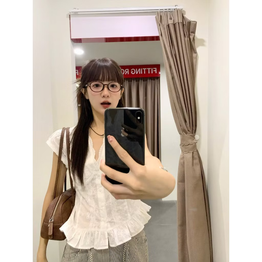 [HÀNG ĐẸP CÓ SẴN] Áo ren trắng tay hến cổ V xẻ ngực có lót ERISS TOP | BigBuy360 - bigbuy360.vn