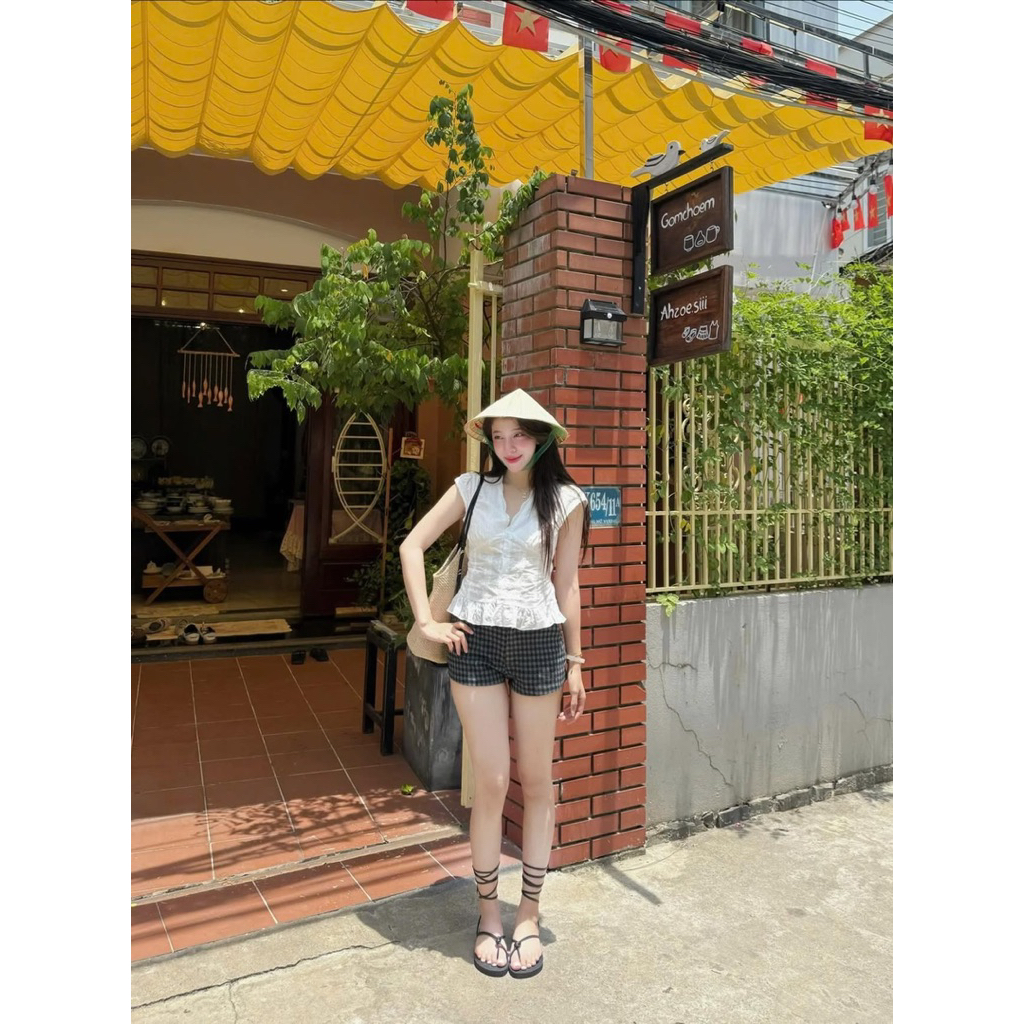[HÀNG ĐẸP CÓ SẴN] Áo ren trắng tay hến cổ V xẻ ngực có lót ERISS TOP | BigBuy360 - bigbuy360.vn