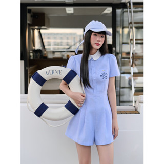 GERME Jumpsuit nữ Kyra cổ sen trắng kẻ sọc dáng xòe nhẹ che khuyết điểm vải thô đũi, Váy liền thân nữ mát mẻ JVNT062501