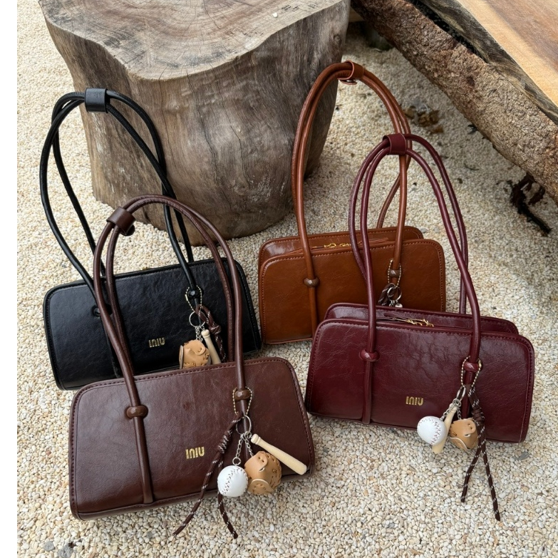 Túi Xách Nữ Retro Túi Đeo Vai Dáng Dài Da PU Kèm Charm Bóng Chày Hiện Đại size 28cm - HT181 | BigBuy360 - bigbuy360.vn