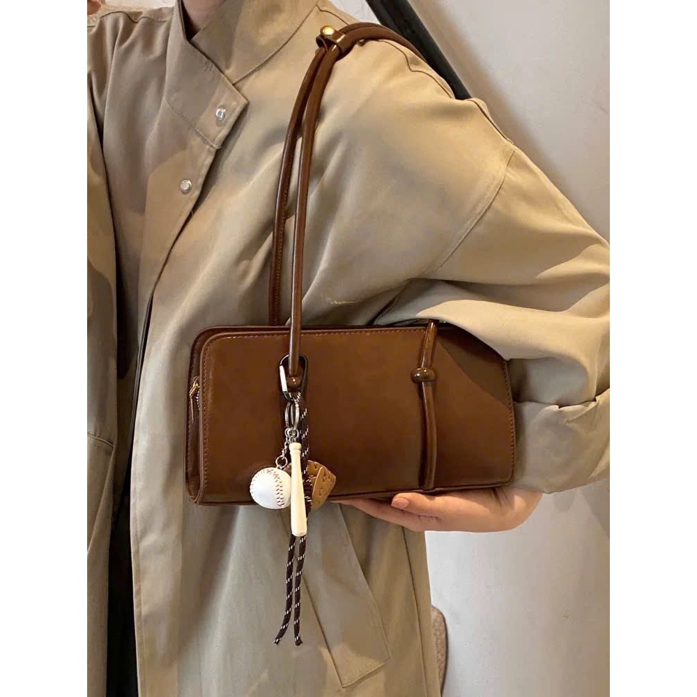 Túi Xách Nữ Retro Túi Đeo Vai Dáng Dài Da PU Kèm Charm Bóng Chày Hiện Đại size 28cm - HT181 | BigBuy360 - bigbuy360.vn