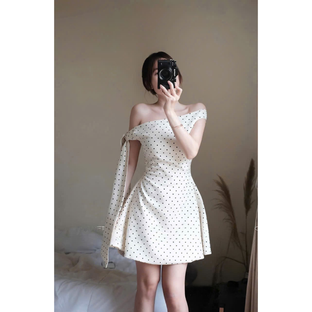 Váy Jena Thiết Kế Dáng Ngắn Xòe Nhẹ, Đầm Lệch Vai Chấm Bi Ngọt Ngào Đáng Yêu Glamchic | BigBuy360 - bigbuy360.vn