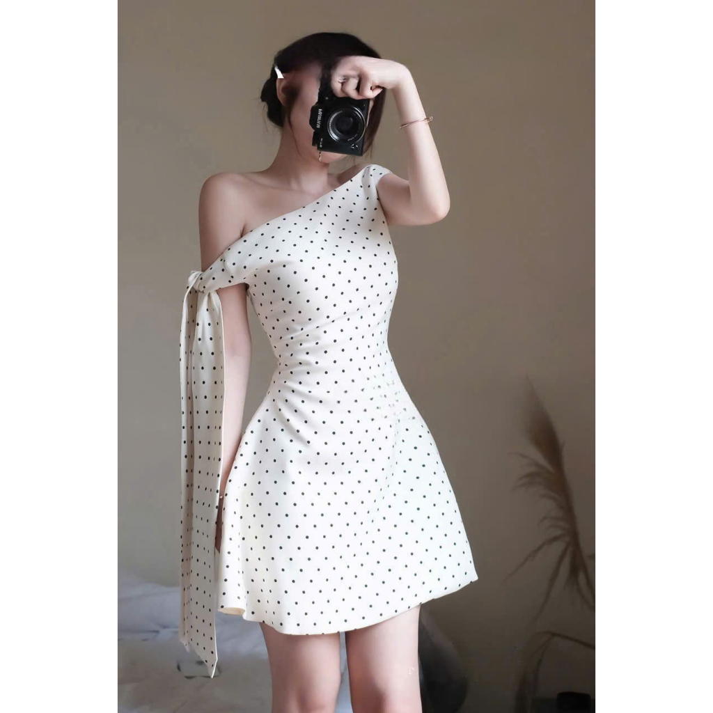 Váy Jena Thiết Kế Dáng Ngắn Xòe Nhẹ, Đầm Lệch Vai Chấm Bi Ngọt Ngào Đáng Yêu Glamchic | BigBuy360 - bigbuy360.vn