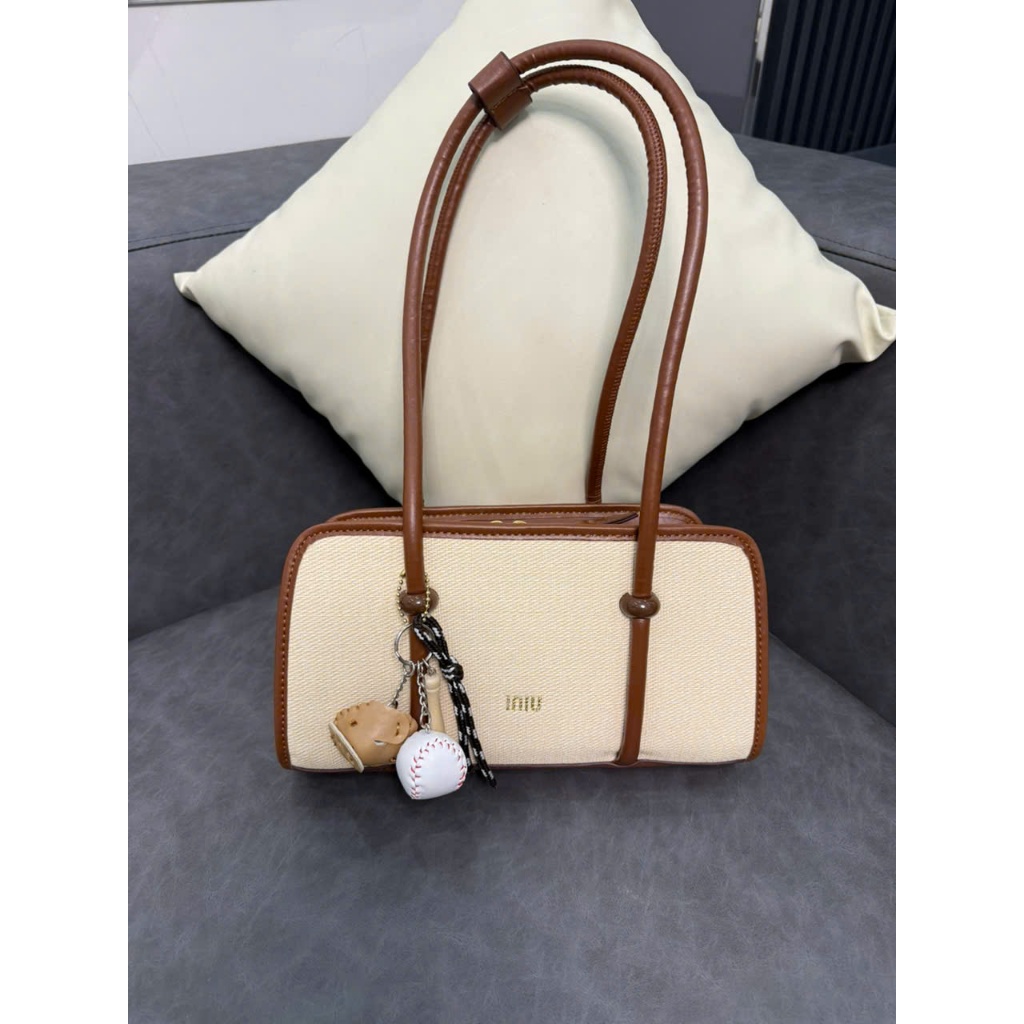 Túi Xách Nữ Retro Túi Đeo Vai Dáng Dài Da PU Kèm Charm Bóng Chày Hiện Đại size 28cm - HT181 | BigBuy360 - bigbuy360.vn