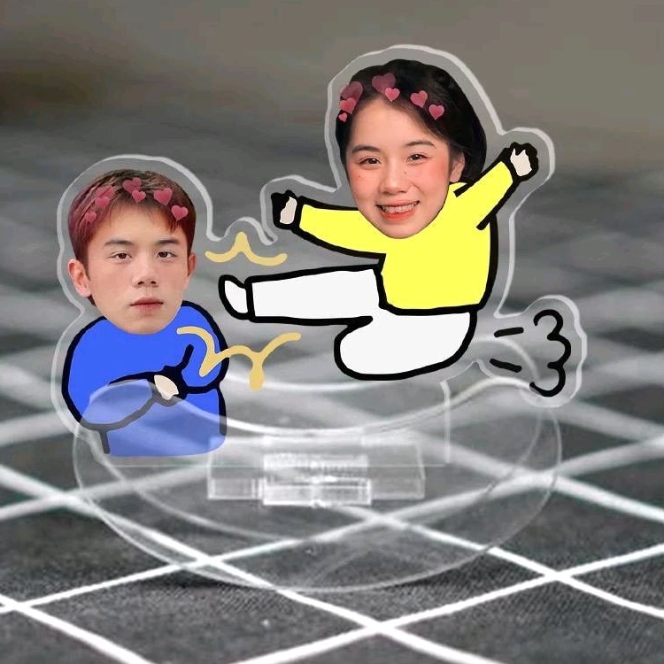 Standee lắc lư cặp đôi in theo yêu cầu 2 chibi đáng yêu, chất liệu meca giá rẻ