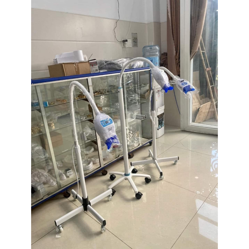 đèn tẩy trắng răng có chân di động( tặng kèm kính và banh môi)