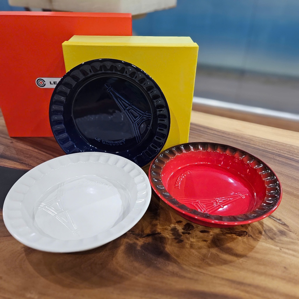 Dĩa Tròn LE CREUSET 23cm 3D Eiffel Tower 23cm (9-inch) Plate - LE CREUSET Round Plate Eiffel Tower