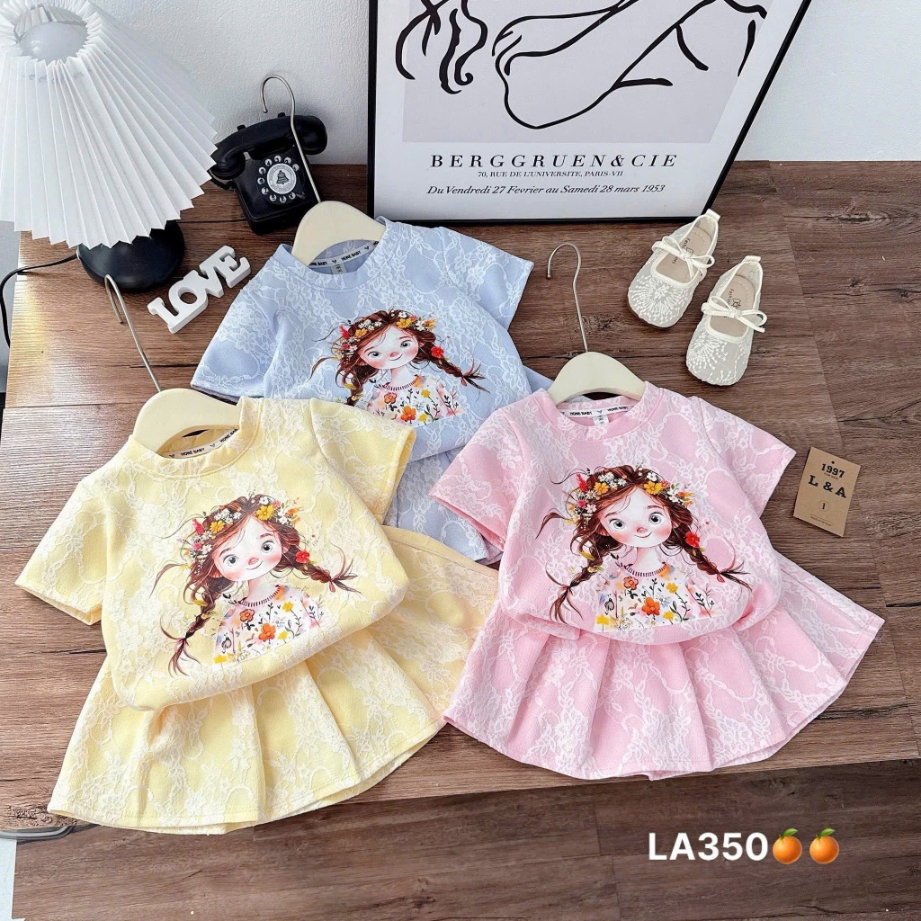 Bộ Váy Xếp Ly họa tiết cô gái tóc xù đáng yêu cho bé 9-42kg