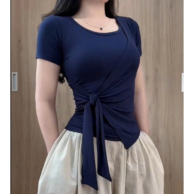 Áo thun nữ phối viền thiết kế dây rời thắt eo vạt xẻ tà vải tăm hàn ôm body thiết kế trẻ trung | BigBuy360 - bigbuy360.vn