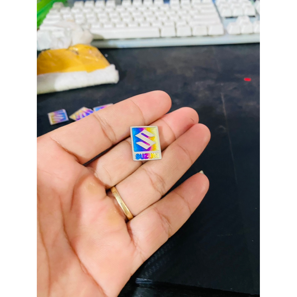 logo vuông suzuki dán nắp mát cho satria và raider chất liệu titan