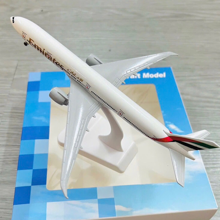 Mô Hình Máy Bay Boeing 777-300ER Emirates Airlines Hãng Hàng Không Dubai. Mô Hình Máy Bay Kim Loại C
