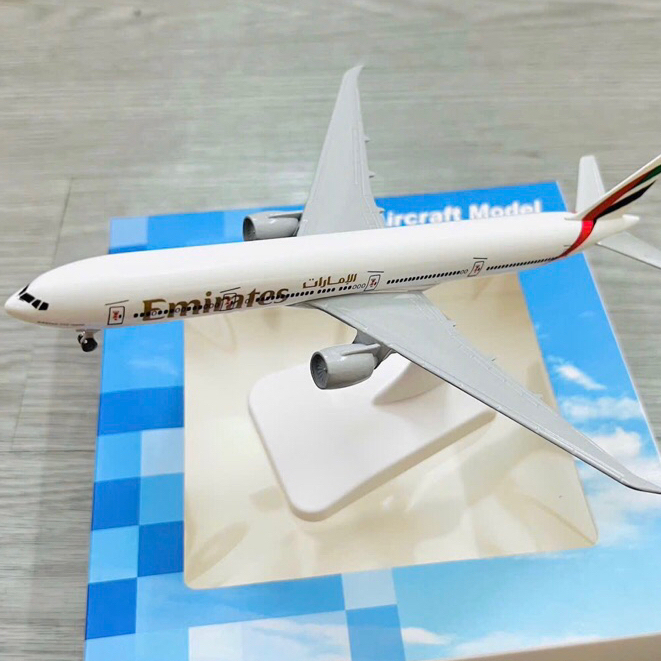Mô Hình Máy Bay Boeing 777-300ER Emirates Airlines Hãng Hàng Không Dubai. Mô Hình Máy Bay Kim Loại C