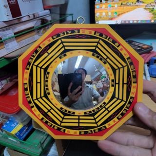 kiếng bát quái lòi