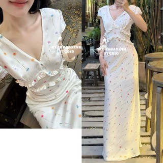 Váy Lụa Dài HOA NHÍ Cổ V Viền Bèo Nhún Eo – Đầm Hoa Nhí Trắng Thiết Kế Tiểu Thư Dịu Dàng Nữ Tính