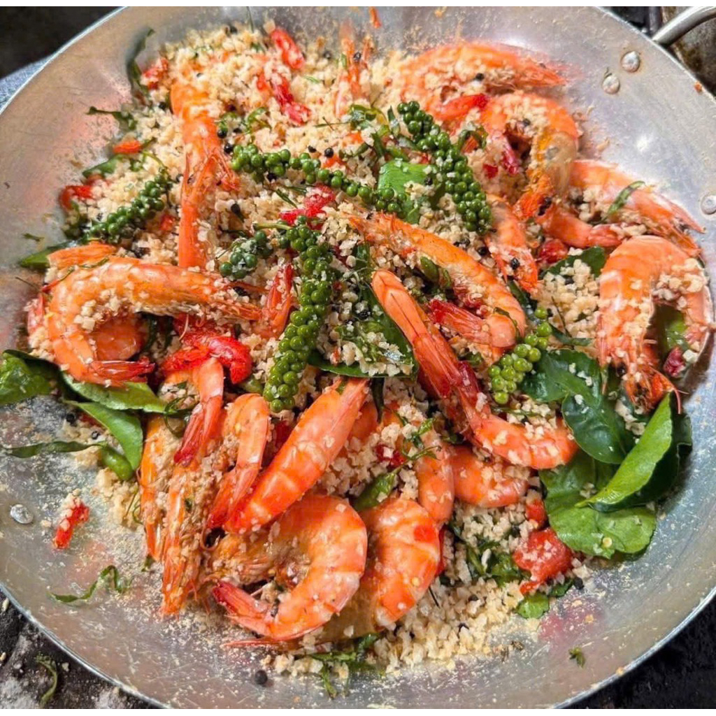 Tôm Thẻ hoặc Tôm Càng Rang Muối Hột, Ớt Xiêm Xanh, Tiêu hột, Lá Chanh, Sả