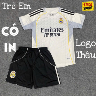 [trẻ em - Có in theo yêu cầu từ 1b tên bé lên áo] Real Madrid trắng 2026 Quần áo bóng đá trẻ em Logo thêu