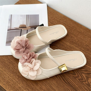 Giày đế bệt họa tiết hoa trà, dép sục nữ quai cài chất liệu PVC mềm êm