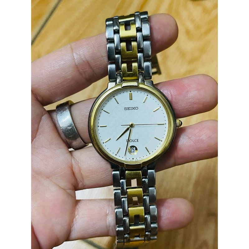 Đồng hồ Seiko Dolce dây Demi nữ tay to đeo vừa đẹp.