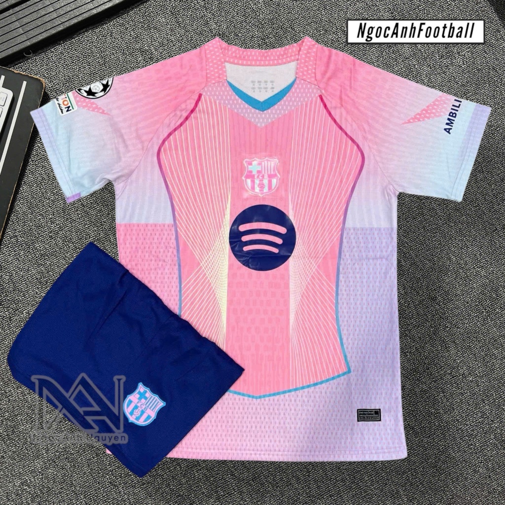 Bộ trang phục bóng đá Clb Barca Hồng, logo THÊU, chất liệu mè thái cao cấp, thoải mái và bền bỉ.