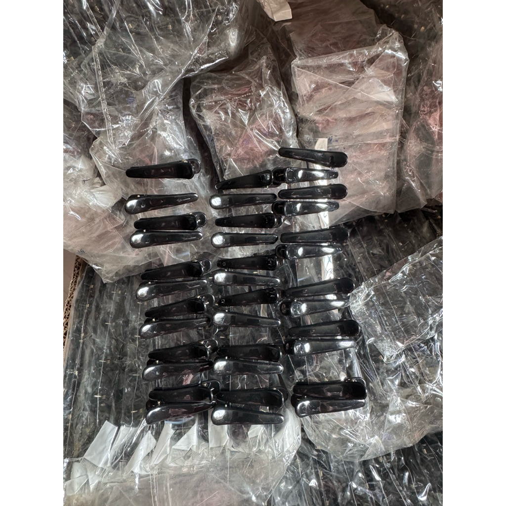 Combo 4 vỷ là 48 kẹp tóc chỉ 8k y hình.Kẹp tóc mỏ vịt size 4cm bọc 12 cái. shop bán combo 4 vỉ trong