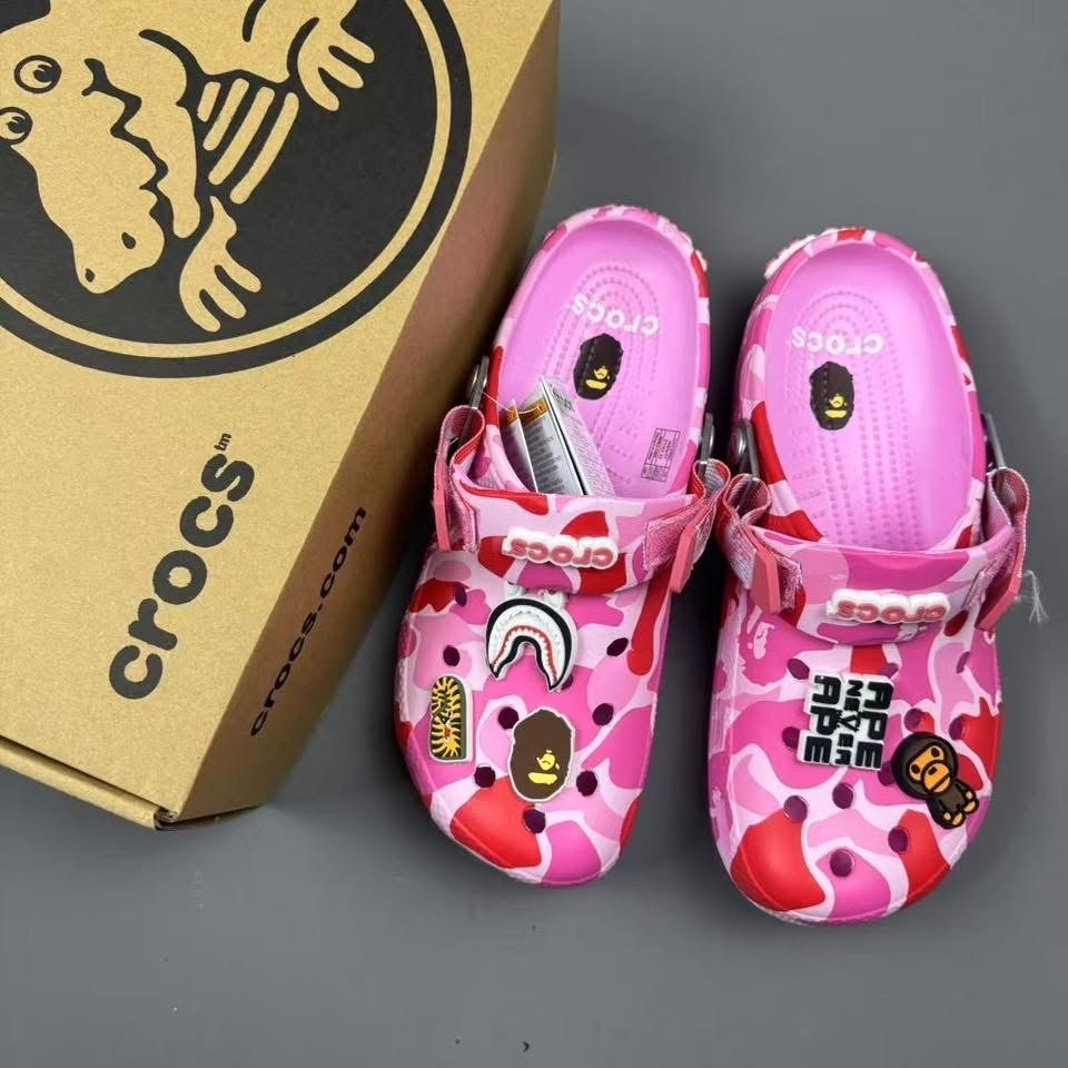 Dép Crocs BAPE cá mập hồng