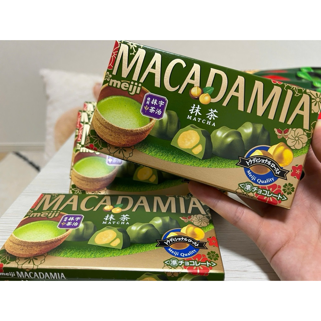 Chocolate macadamia , almond vị matcha nội địa Nhật Bản