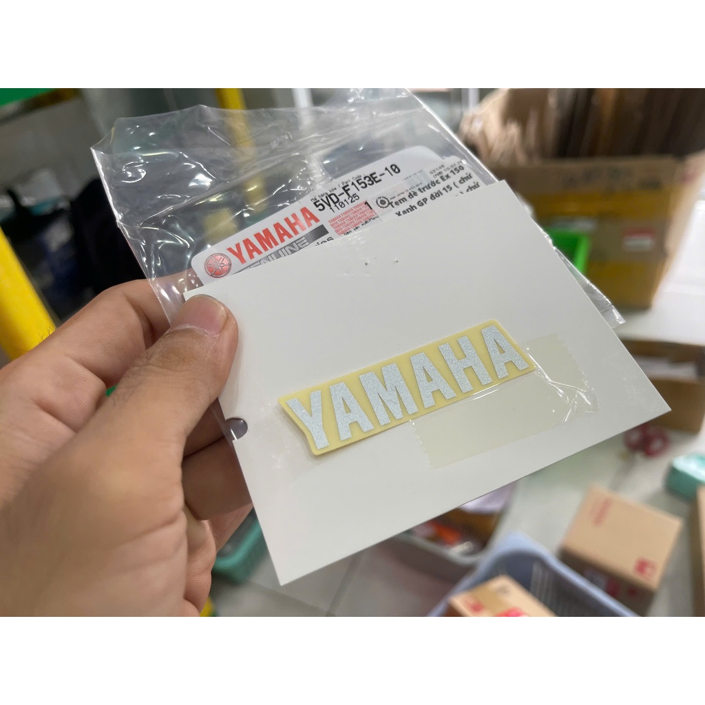 Tem dè trước Ex 150 GP 15 Xanh ( chử Yamaha 60mm ) ( Miếng ) 5VDF153E1000