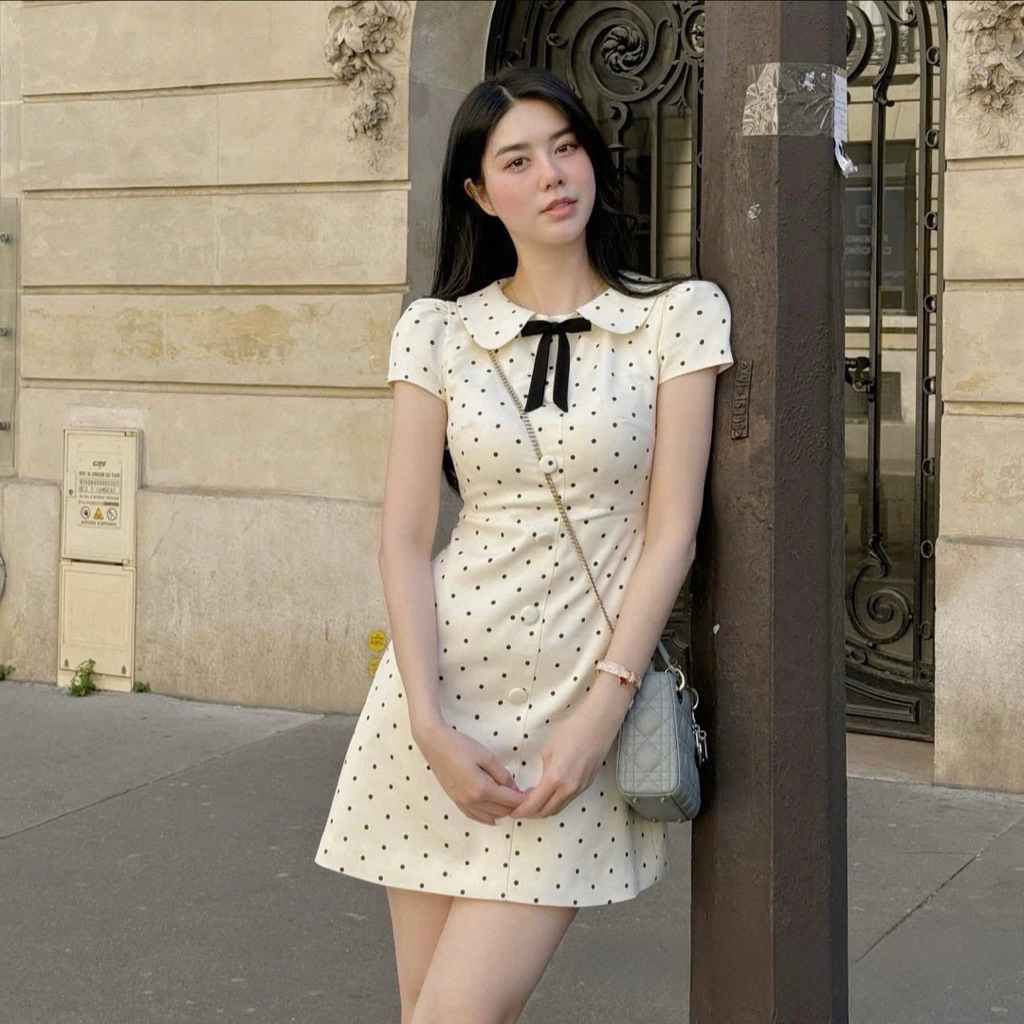 (Kèm quần trong) Váy Thiết Kế Cổ Sen Tay Hến Đính Nơ Cúc Bọc Hoạ Tiết Chấm Bi Tiểu Thư “Julie Dress” | BigBuy360 - bigbuy360.vn