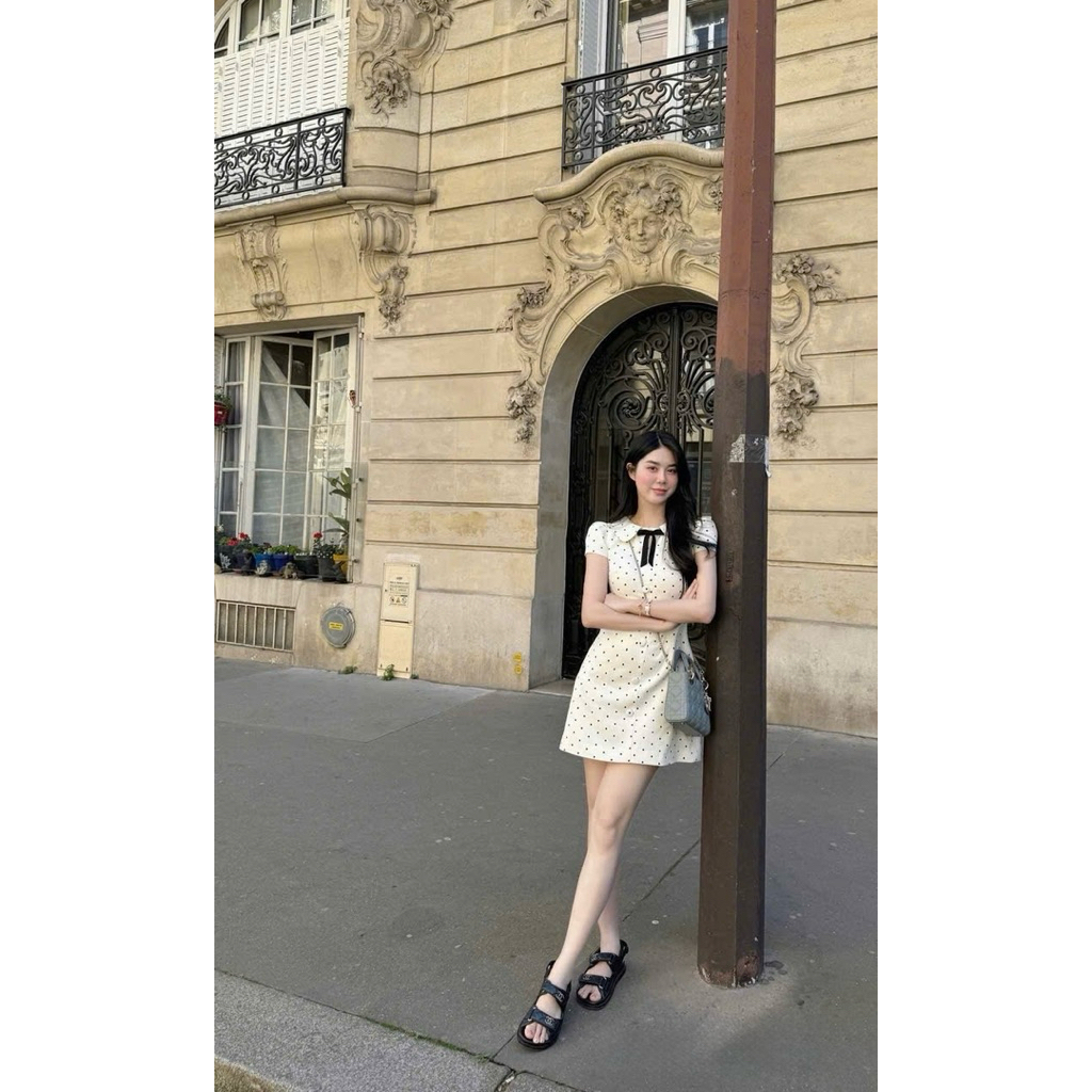 (Kèm quần trong) Váy Thiết Kế Cổ Sen Tay Hến Đính Nơ Cúc Bọc Hoạ Tiết Chấm Bi Tiểu Thư “Julie Dress” | BigBuy360 - bigbuy360.vn