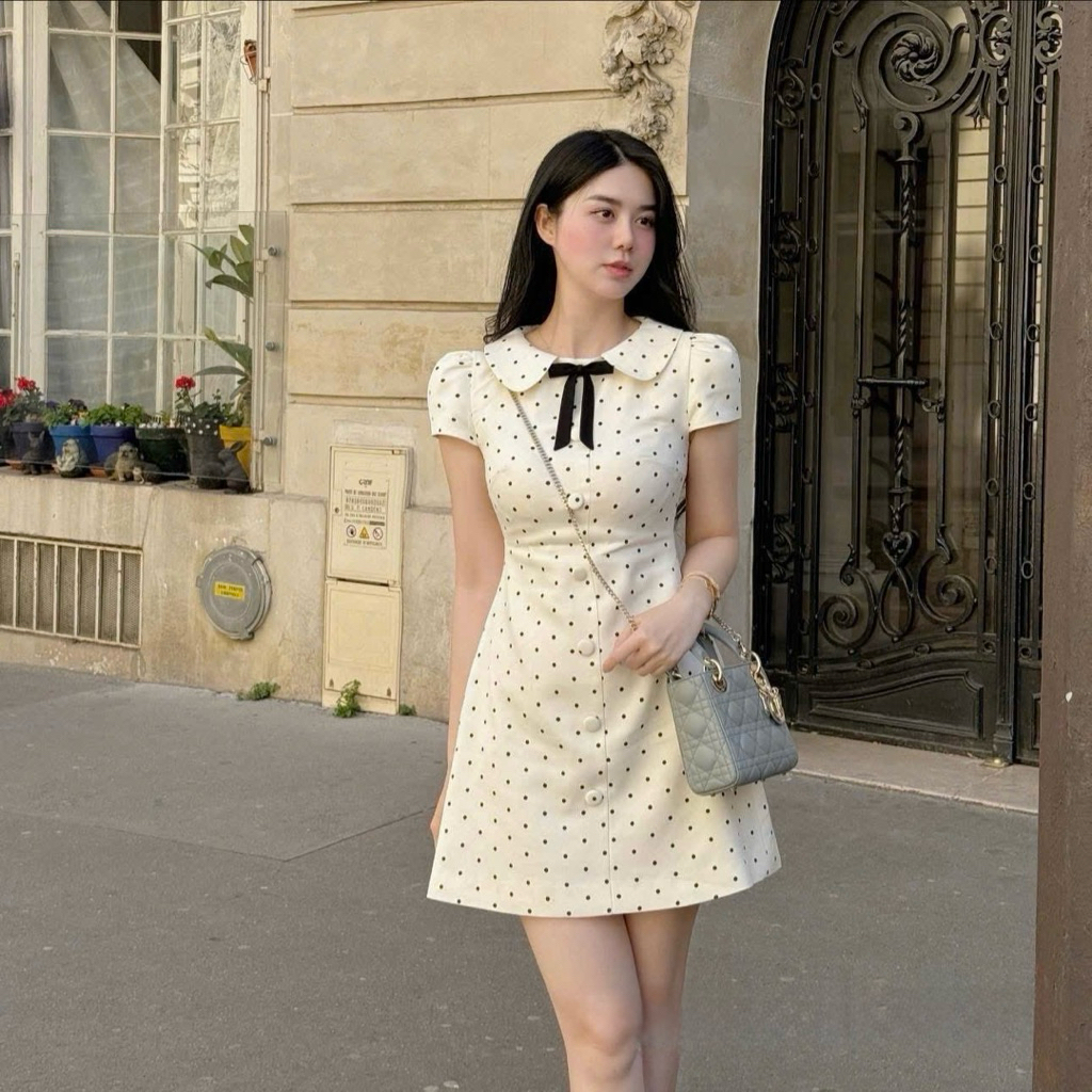 (Kèm quần trong) Váy Thiết Kế Cổ Sen Tay Hến Đính Nơ Cúc Bọc Hoạ Tiết Chấm Bi Tiểu Thư “Julie Dress” | BigBuy360 - bigbuy360.vn