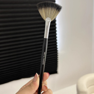 Cọ Quạt Phủ Phấn Mắt Highlight MAGA Pro Brush Fan 65