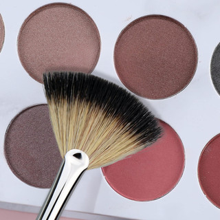 Cọ Quạt Phủ Phấn Mắt Highlight MAGA Pro Brush Fan 65