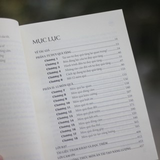 Sách: Tư Duy Quà Tặng - Mở 12 món quà của cuộc đời để sống có mục đích, kết nối và cống hiến