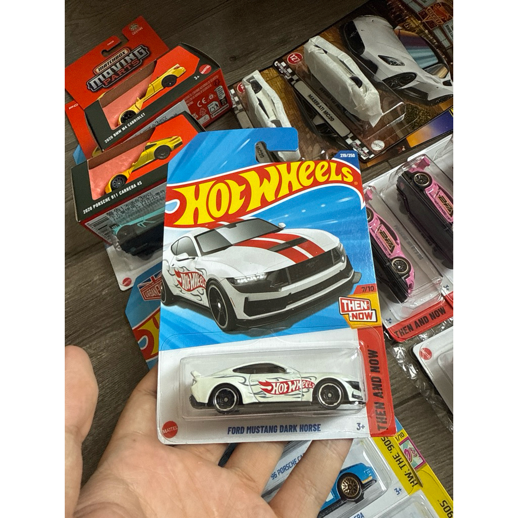 Hotwheels Ford Mustang Darkhorse /mô hình ô tô