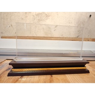 Bảng chức danh mica đế gỗ (12x24cm).