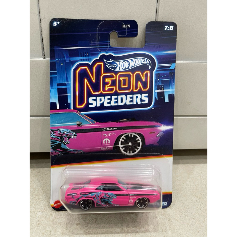 Xe mô hình đồ chơi Hotwheels cơ bản 1:64 - NEON SPEEDERS - '70 Dodge Hemi Challenger