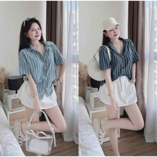  Sét váy nữ đi chơi năng động cá tính sét áo sơ mi kẻ sọc tay ngắn gài nút thêu logo phối chân váy kaki trắng ngắn dáng a 