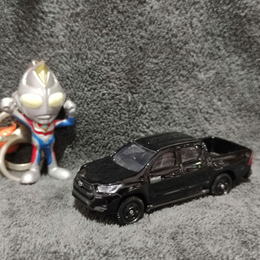 Xe mô hình tỷ lệ 1:64, hàng không còn hộp chỉ có xe. Thương hiệu to mica, các mẫu bán tải hilux hình